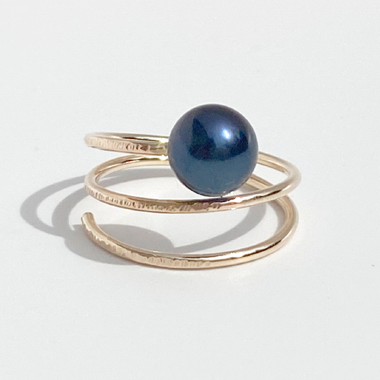 14 Karat Yellow Gold Black Pearl Textured Ring